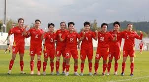 萨勒马克尔斯比赛里与裁判对峙，还被裁判踢了一脚