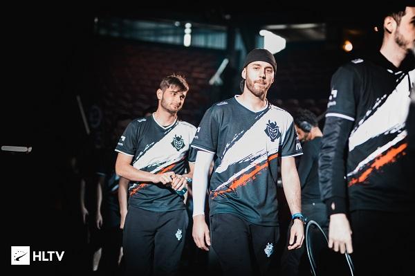 合把双脚放 合把双脚放